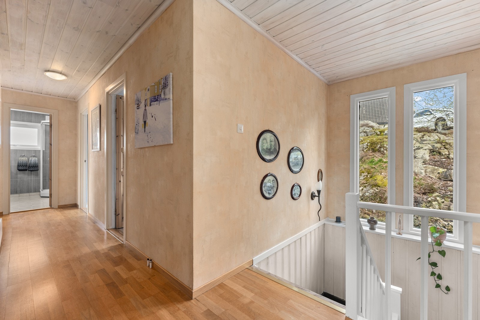 Trappegang med skyvedørsgarderobe. Galleribilde