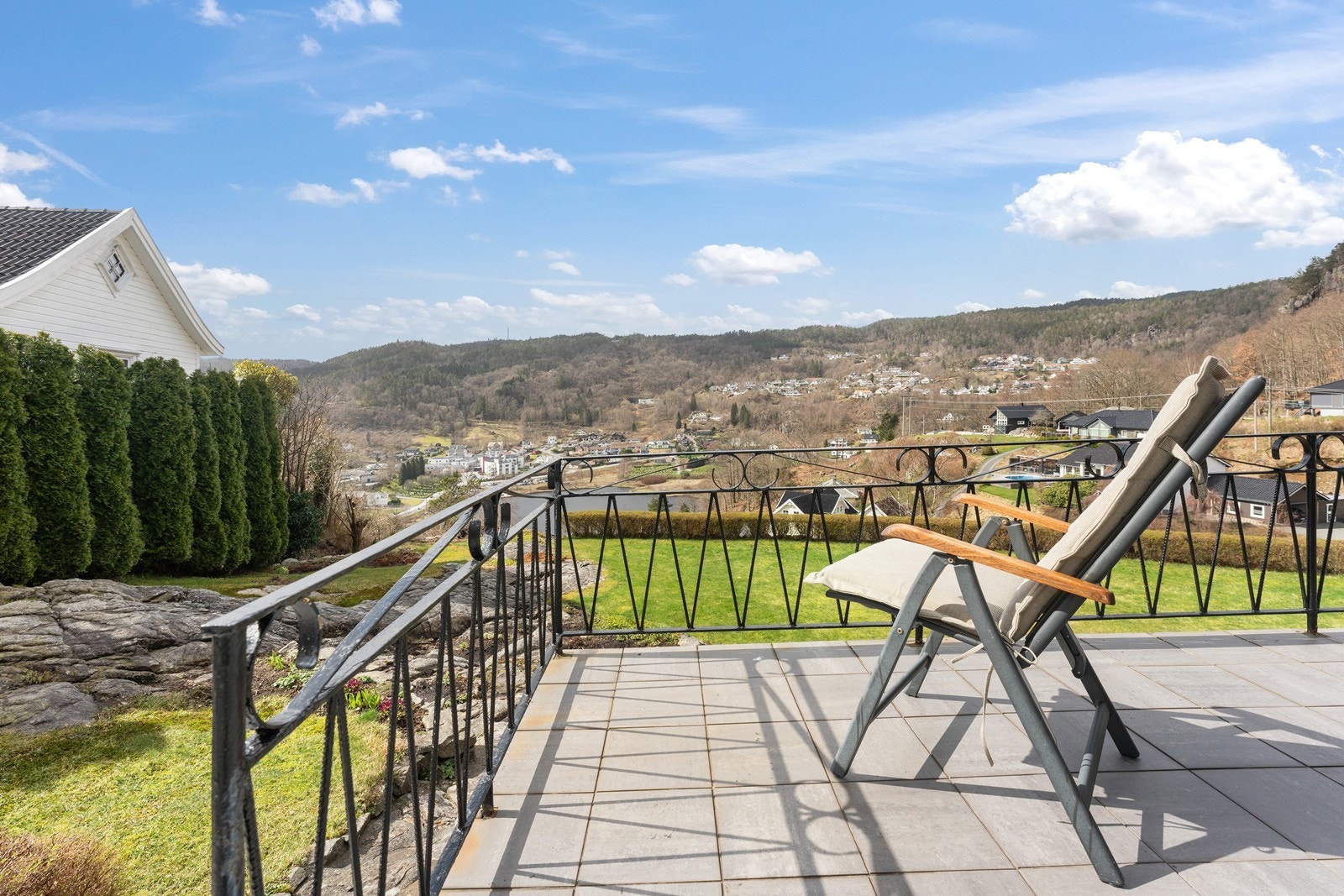 Eiendommen har nydelig utsikt mot Søyland, og gode solforhold. Galleribilde