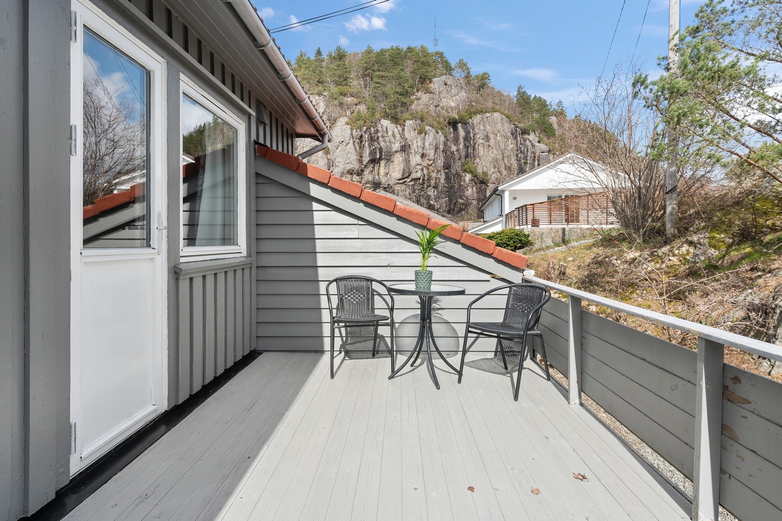 Fra det ene soverommet er det utgang til denne verandaen. Galleribilde