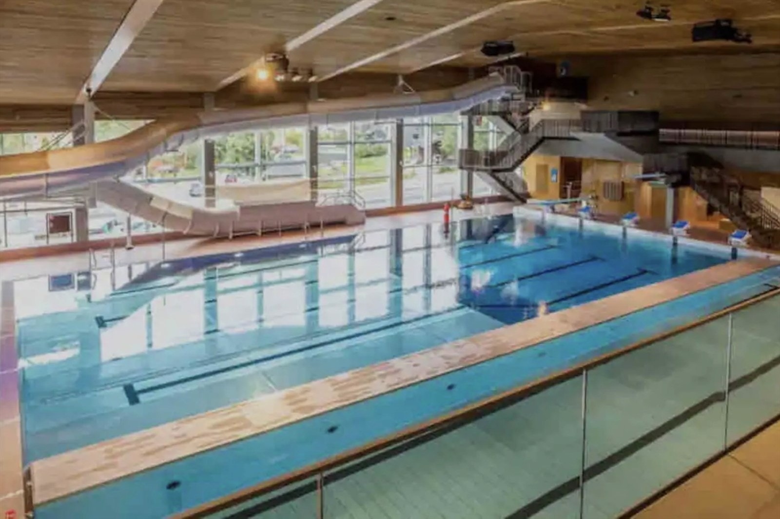 Manglerud er også kjent for sine idrettstilbud som Manglerud idrettsanlegg med innendørs fotballbane, utvendig kunstgressbane og ikke minst ishall Galleribilde