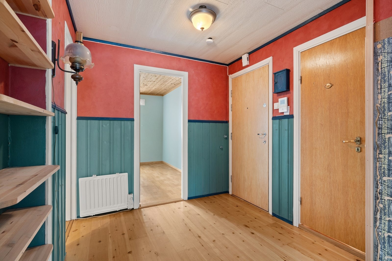 Romslig entrè med god muligheter for oppbevaring av sko og yttertøy Galleribilde