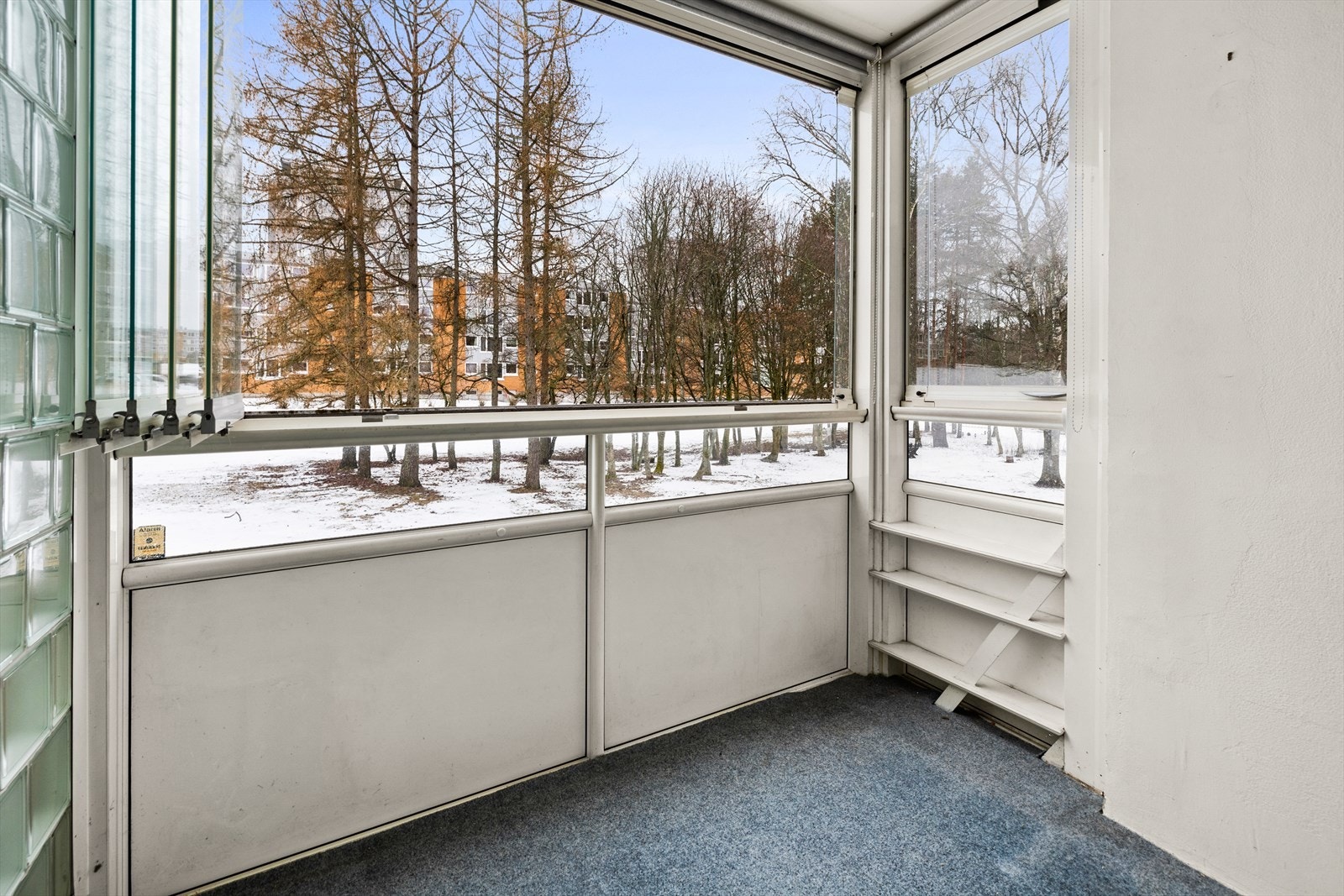 Balkongen er solrik og her nyter man sol fra tidlig formiddag og til solnedgang på sommerstid Galleribilde