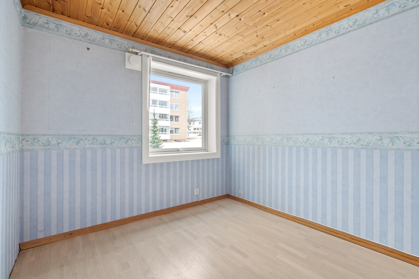 Hovedsoverom | Rommet er av god størrelse med plass til romslig dobbeltseng og garderobeløsning Galleribilde