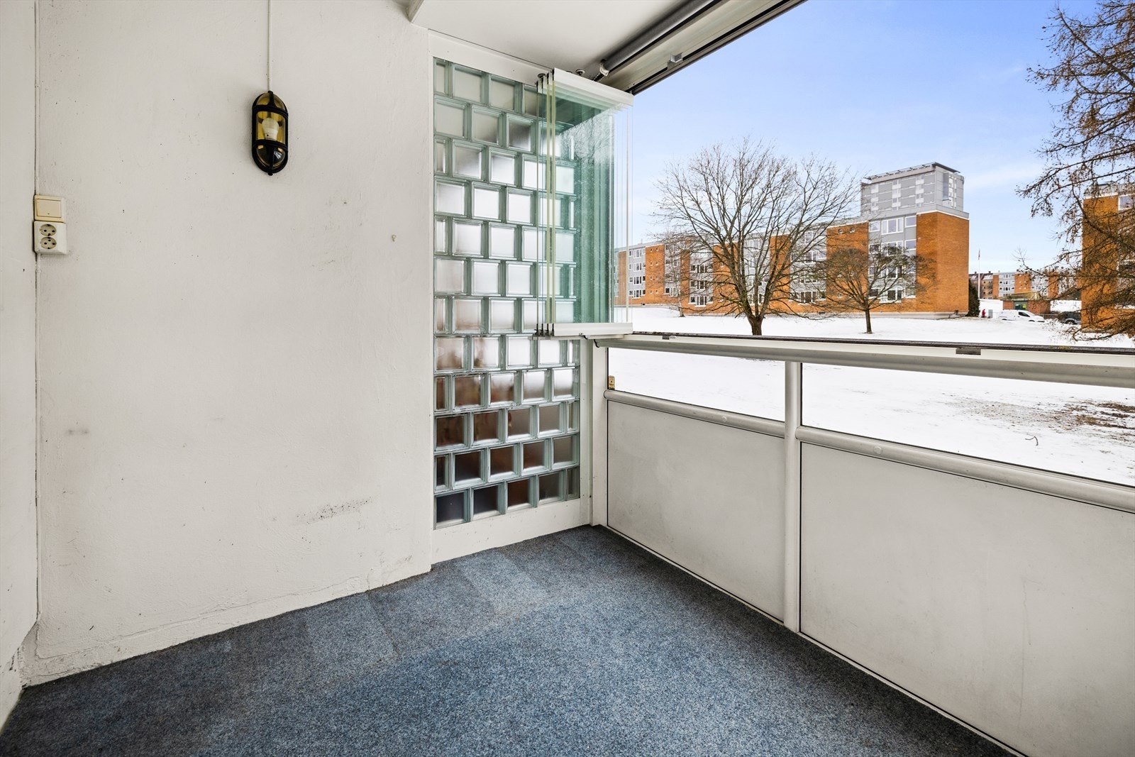 Innglasset balkong på ca. 5,4 kvm som gir en lun atmosfære Galleribilde