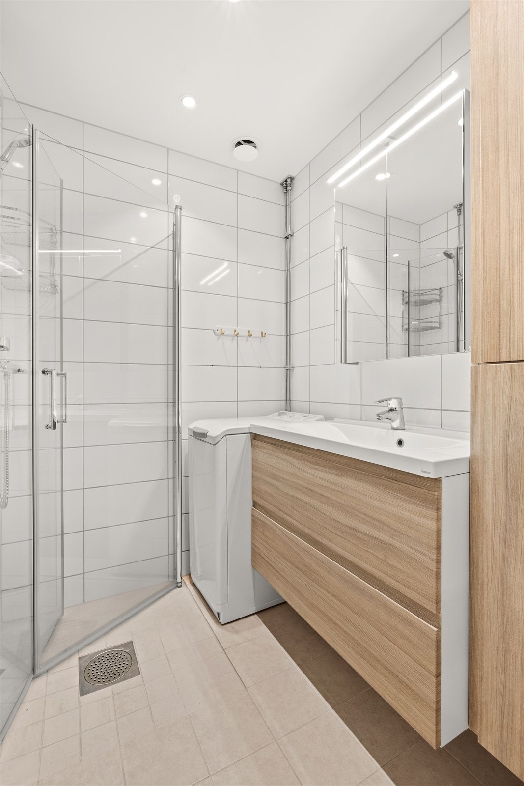 Badet har varme i gulv, opplegg for vaskemaskin og praktisk innredning med mye oppbevaringsplass Galleribilde