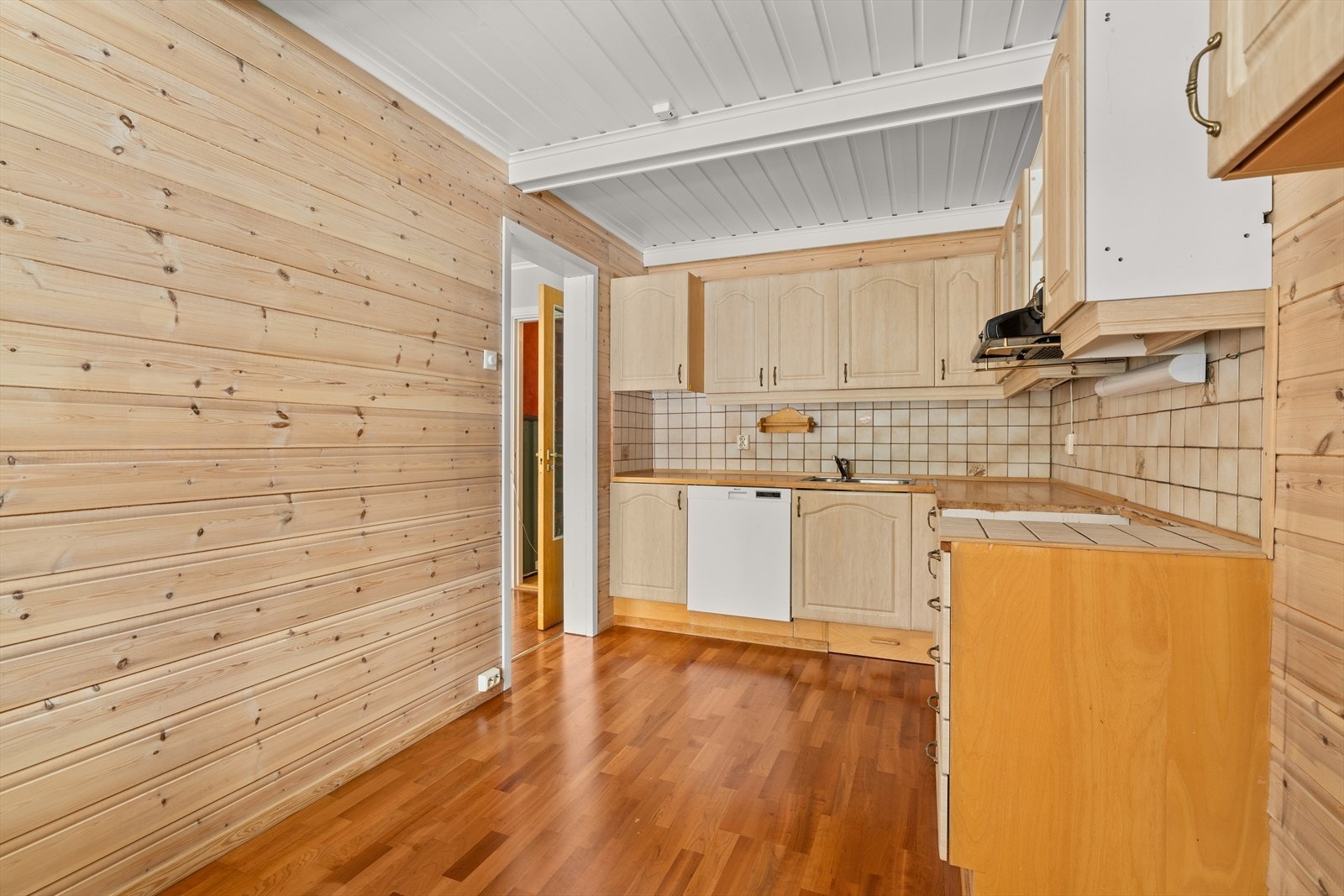 Tak i stue og kjøkken er nylig malt. Akonto varmtvann er inkludert i felleskostnadene Galleribilde