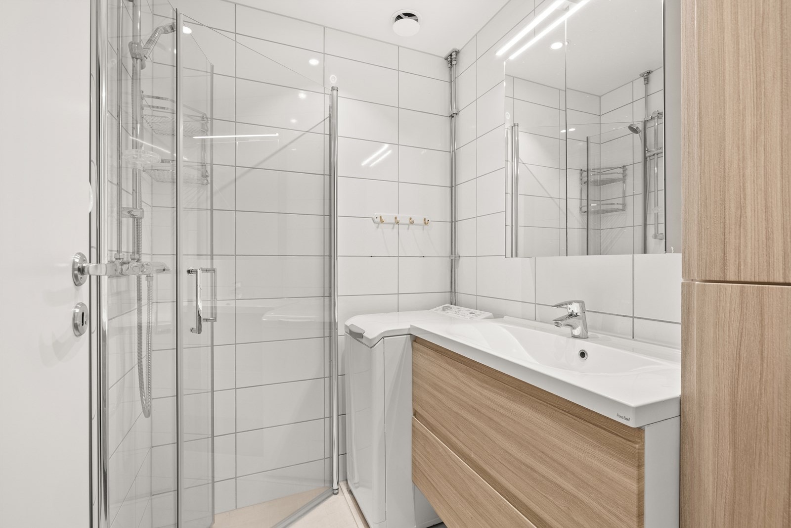 Nordvik Østensjø v/ Renee B. Løkke har gleden av å presentere Otto Sogns vei 6. Tidløst baderom pusset opp i regi av borettslaget Galleribilde