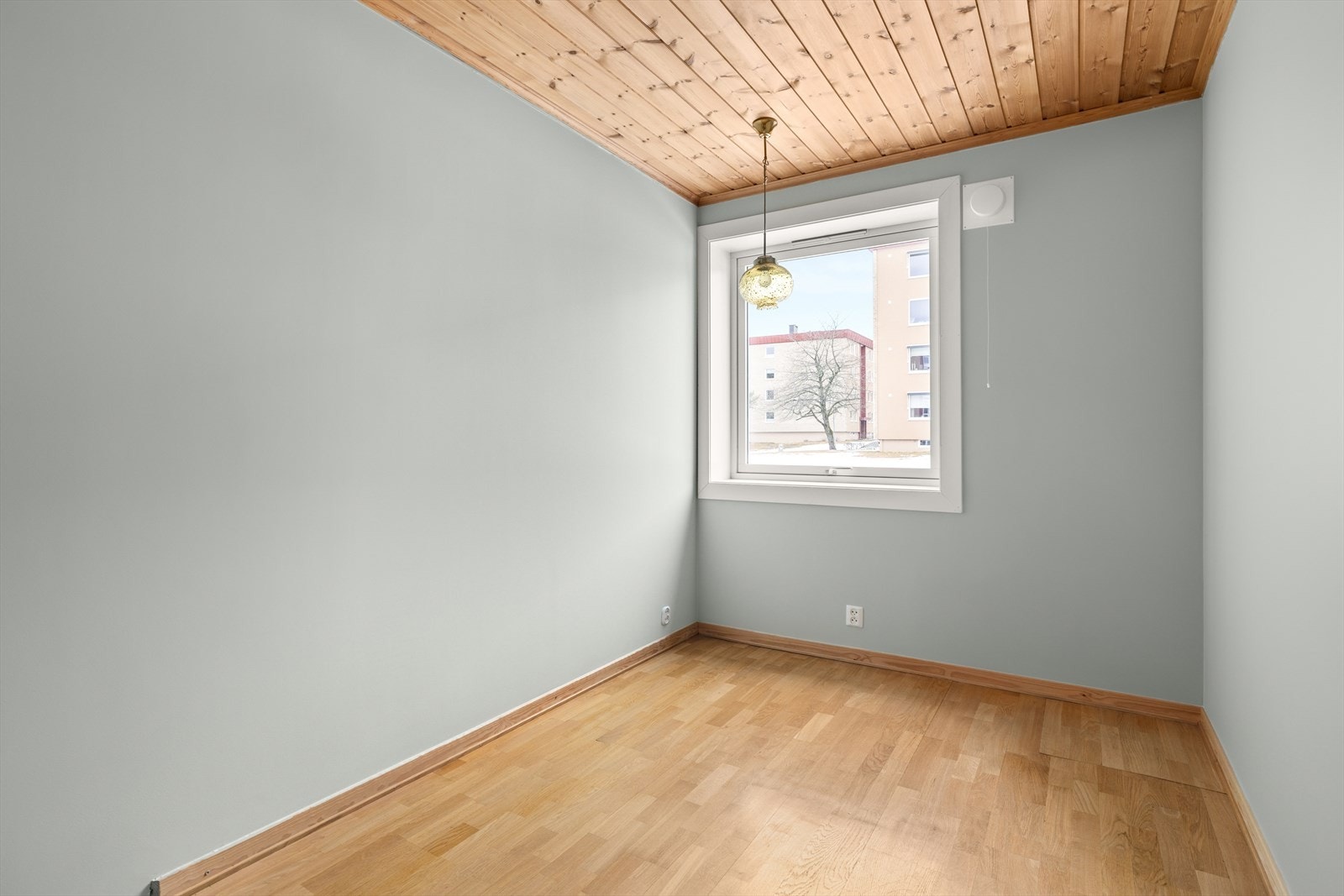 Soverom ll | Rommet har god plass til seng med tilhørende møblement Galleribilde