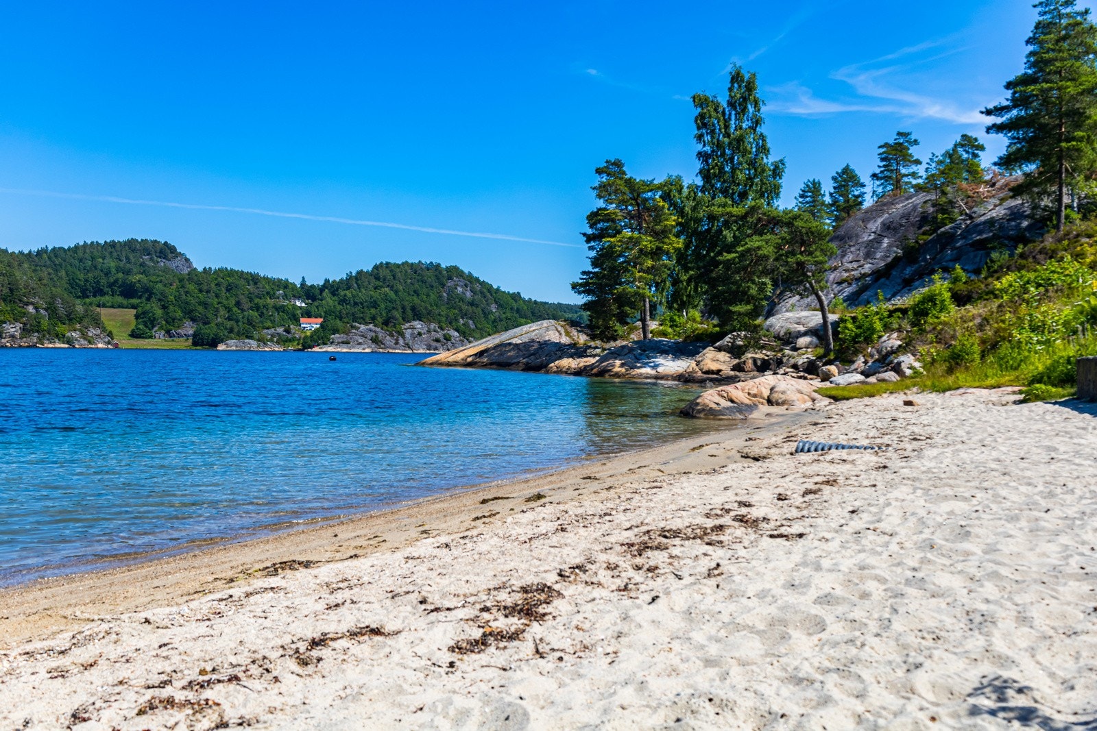 Deilig sandstrand rett ved hytta. Galleribilde