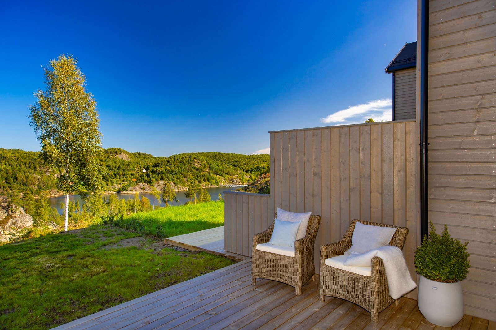 Nyt gode solforhold på terrasse med flott utsikt. Galleribilde