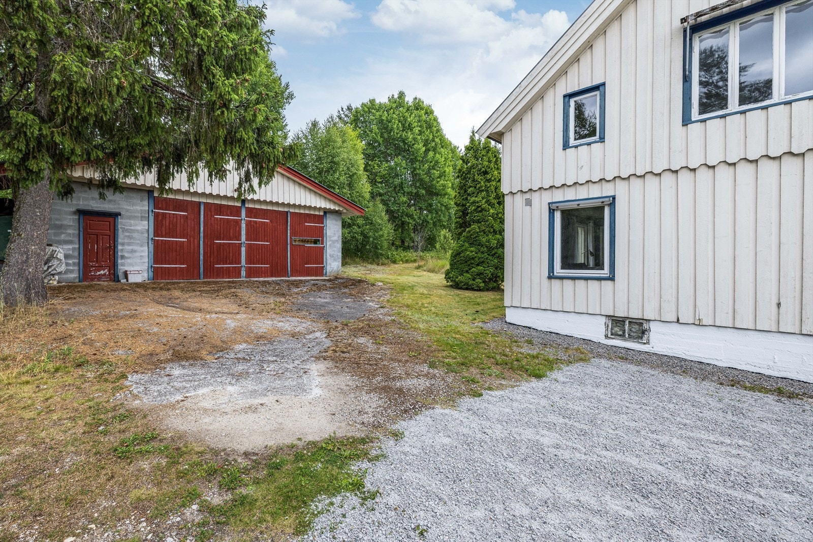 Garasjen er i følge tidligere salgsoppgave oppført i 1982. Det er for øvrig gode parkeringsmuligheter på gruset gårdsplass ved boligen. Galleribilde