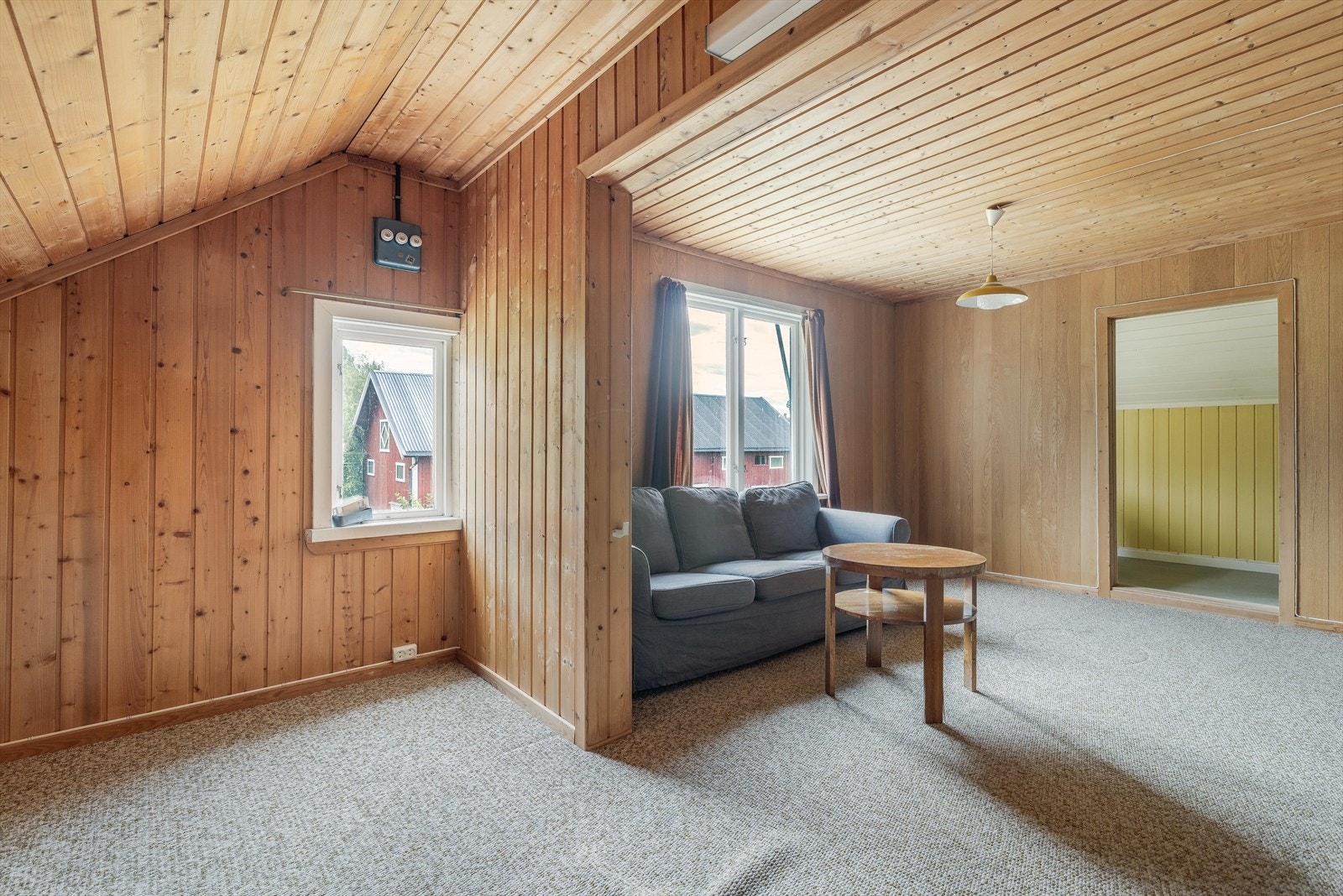 Boligen har også en romslig loftstue med plass til diverse møblement og overflater bestående av teppe på gulv, panel på vegger og i himling. Galleribilde
