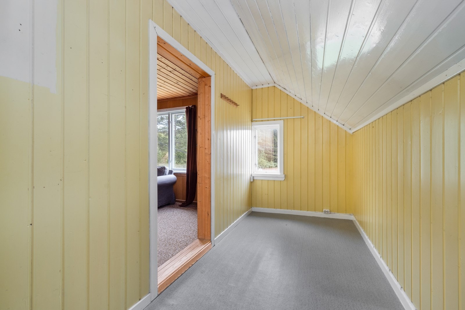 På loftetasjen finnes det også god lagringsplass i 2 kott. Galleribilde