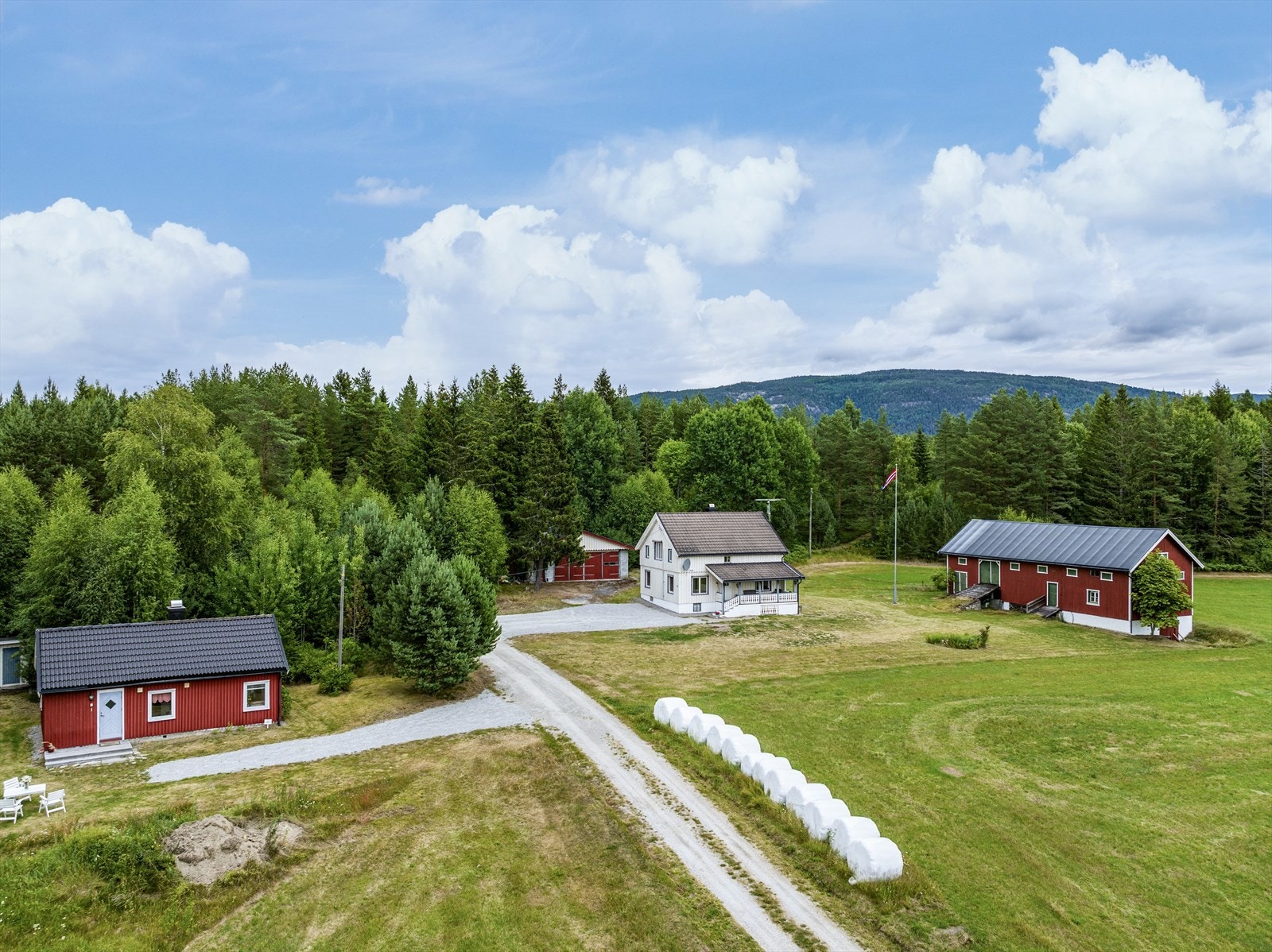 EiendomsMegler1 v/Are Olsen presenterer Hegnunvegen 63 - Innholdsrikt småbruk med sydvendt og fin beliggenhet ved Folkestad! Galleribilde