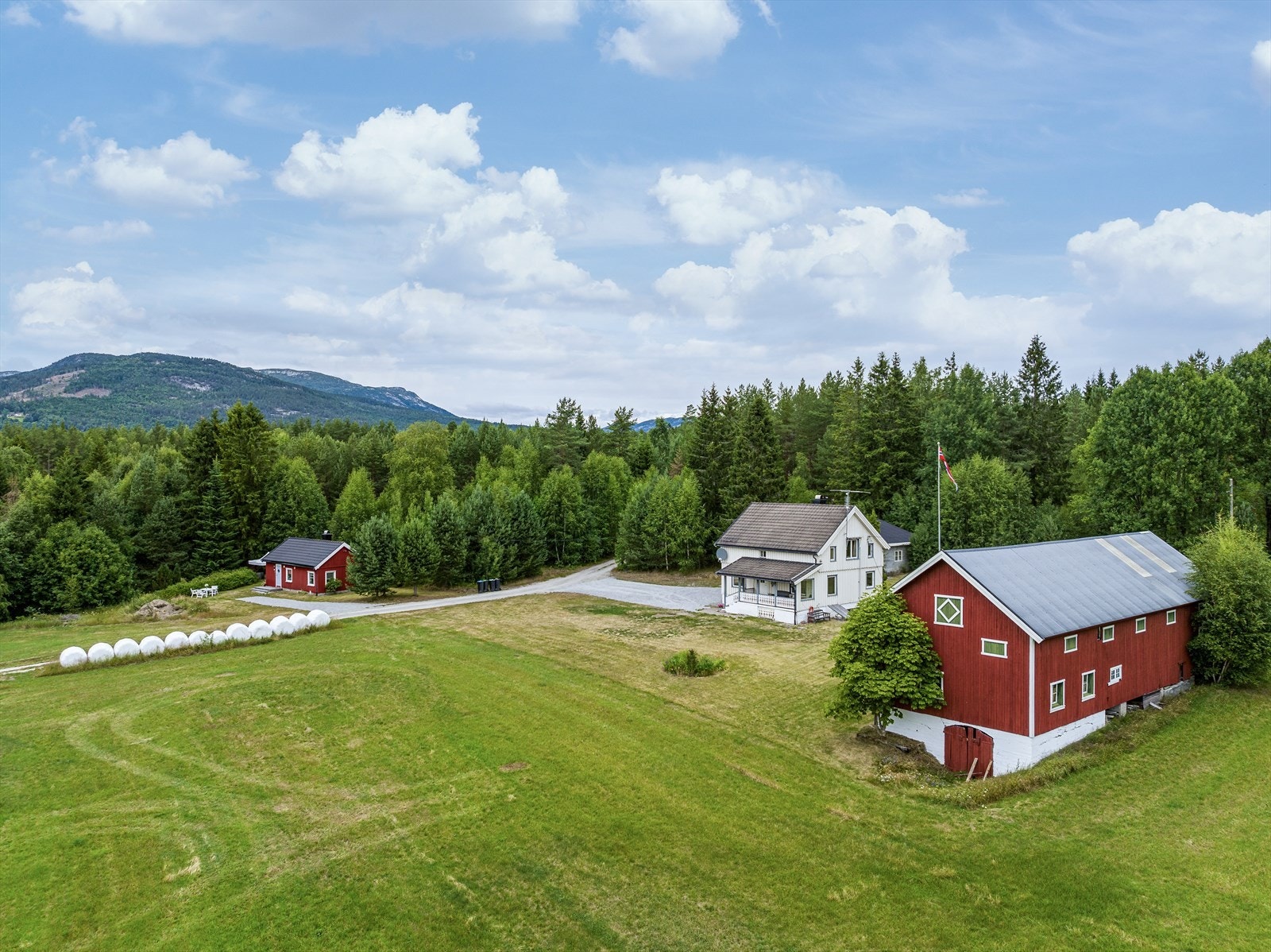 Stor tomt på i underkant av 37 dekar, fordelt på to teiger, hvorav ca. 25,1 dekar er fulldyrket jord og 10,1 dekar er produktiv skog. Galleribilde