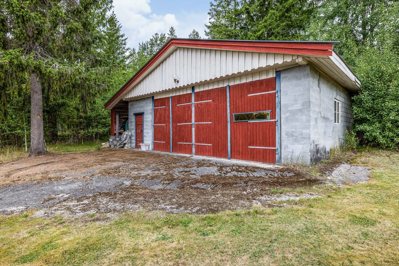 Stor garasje/verksted på ca. på 64 m², med adkomst via 2 stk. to-fløyet og sidehengslede, plassbygde porter, samt en gangdør. Galleribilde