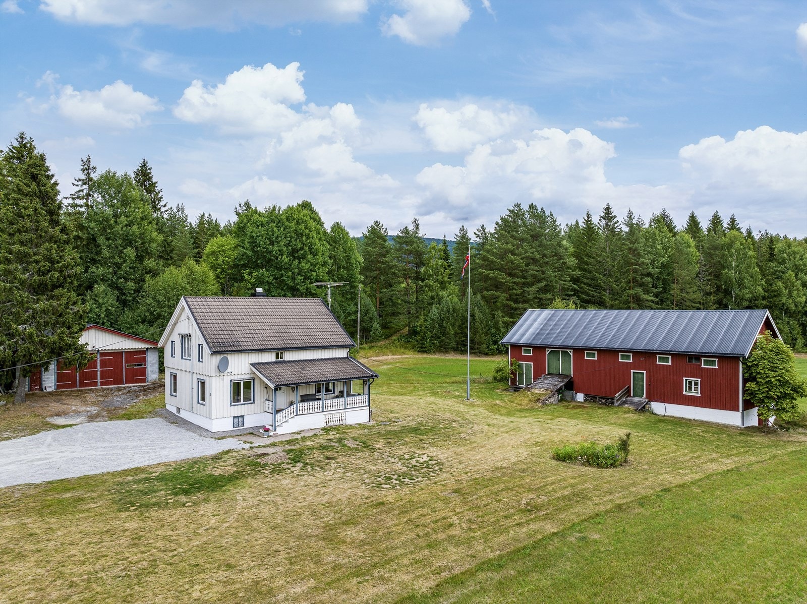 På eiendommen står det oppført et bolighus fra 1926, et eldhus fra 1800-tallet, en stor garasje/verksted og et uthus. Galleribilde