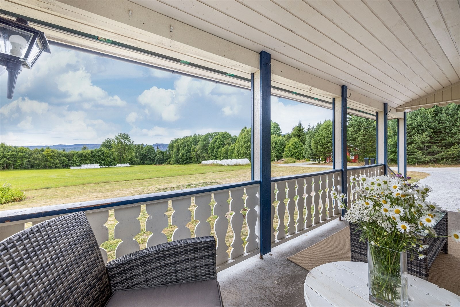Tomten består av ca. 25,1 dekar fulldyrket jord og 10,1 dekar produktiv skog. Den resterende delen av tomten er hage og gårdsplass. Galleribilde