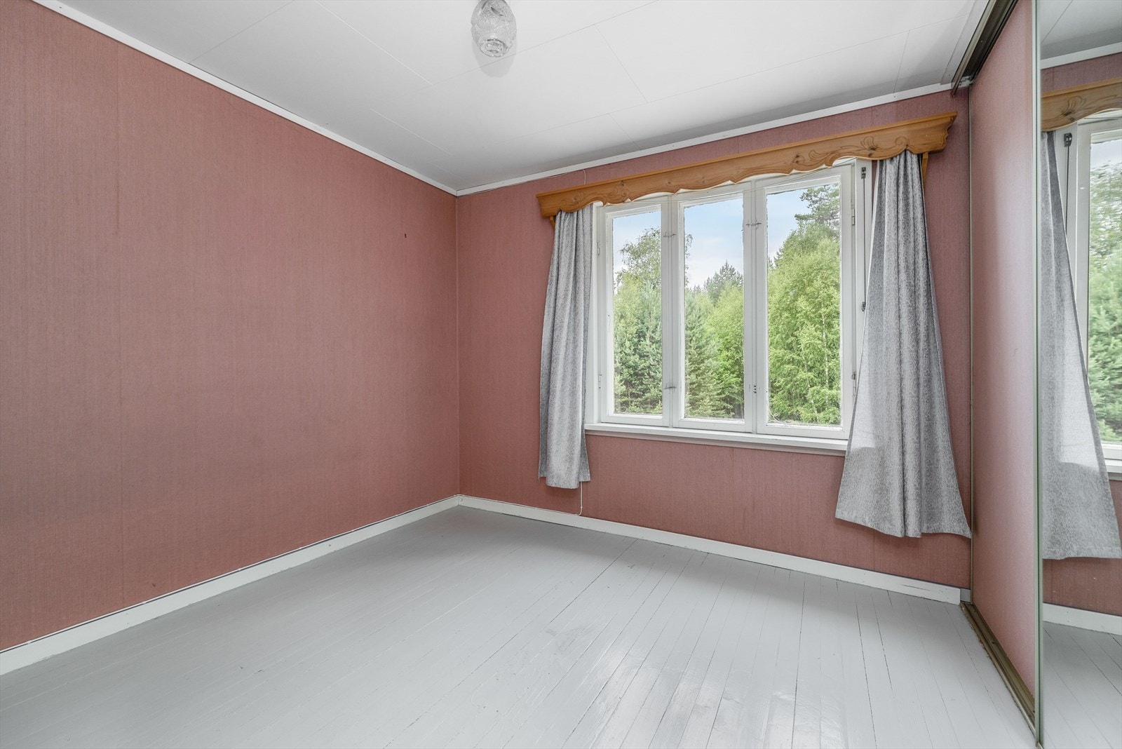 Boligen har ett soverom på loftetasjen. Soverommet fremstår romslig, med plass til soveromsmøblement samt skyvedørsgarderobe. Galleribilde