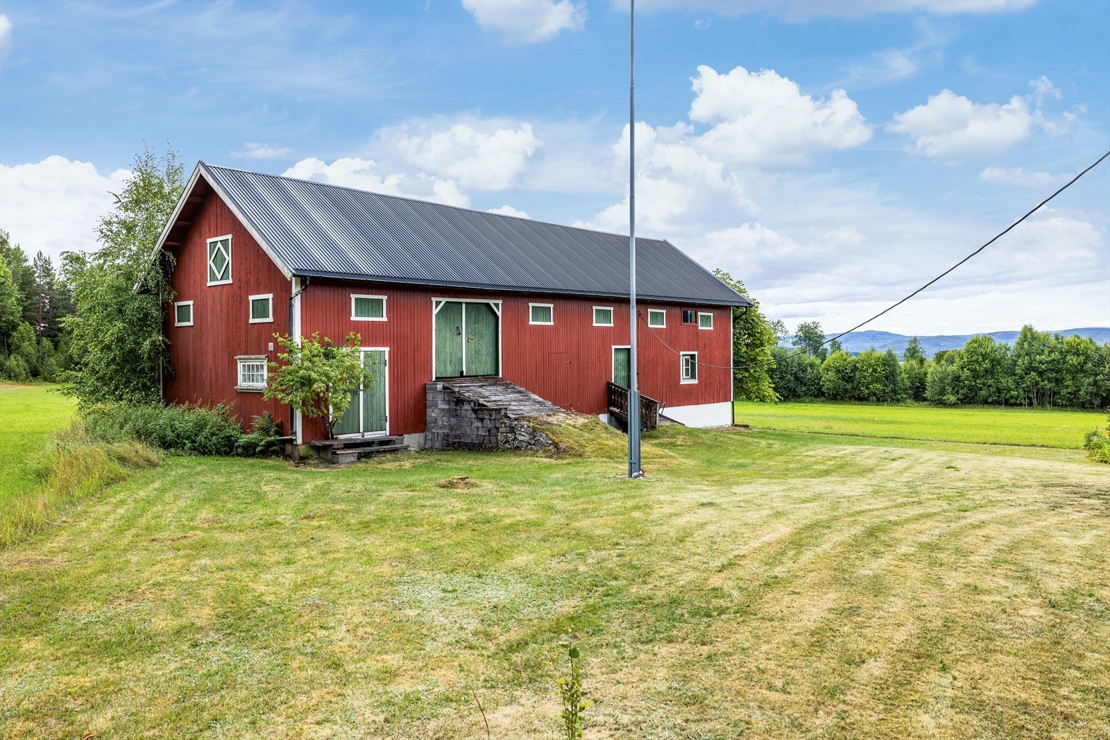 Uthuset er på 149 m² og inneholder boder/areal benyttet til lagring, samt møkkakjeller. Galleribilde