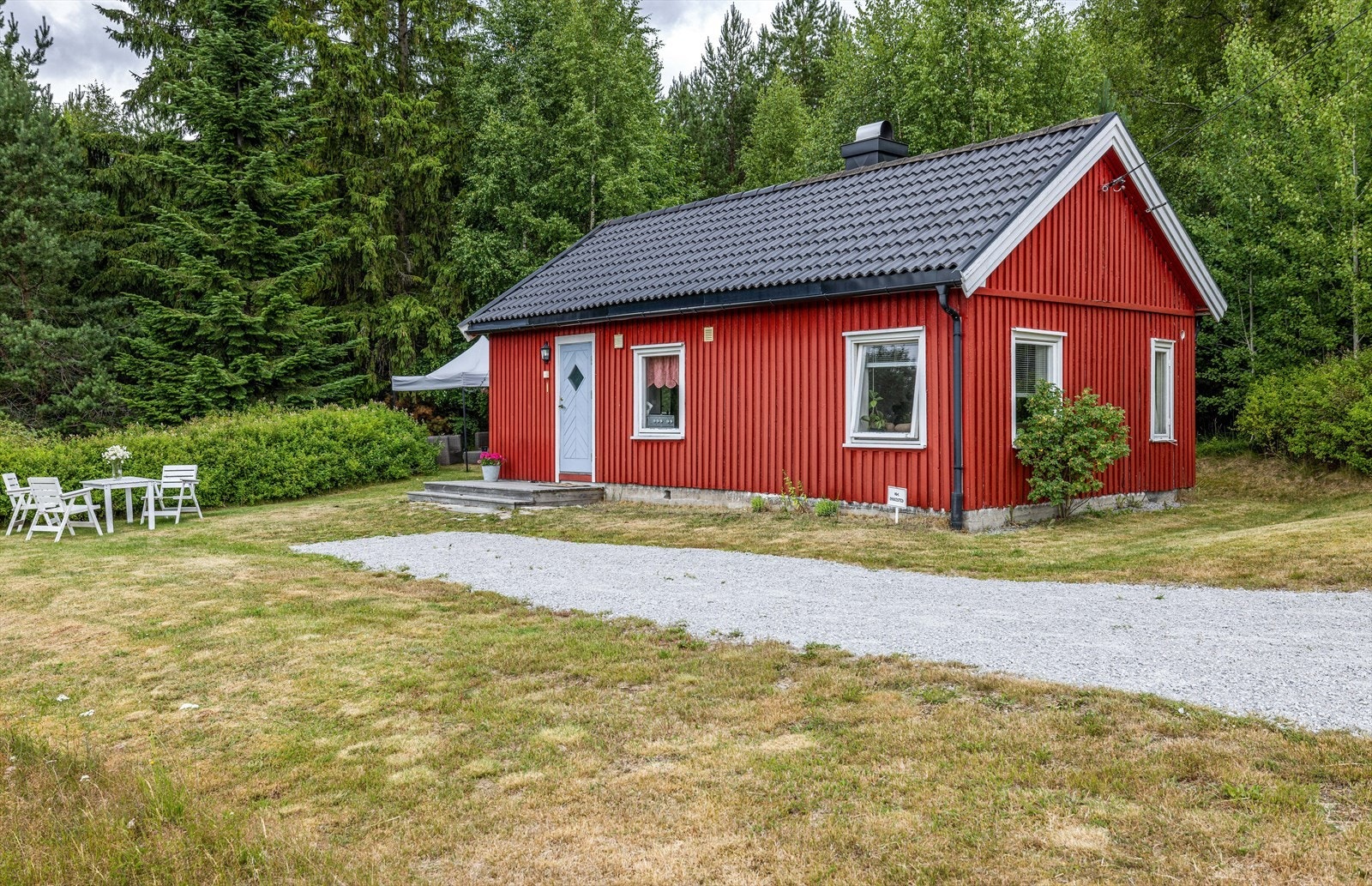 Eldhuset er på 42 m² og inneholder gang, stue, kjøkken, kombinert bad- og vaskerom, samt et soverom. Galleribilde