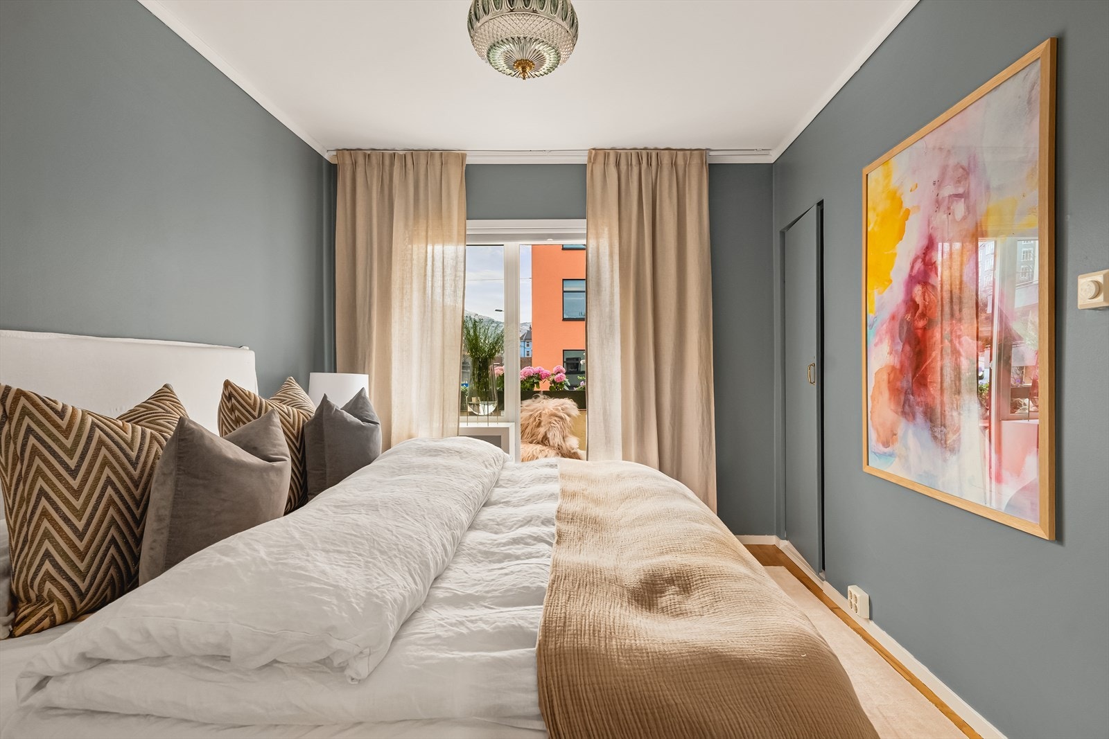 Fra soverommet er det utgang til en hyggelig balkong Galleribilde