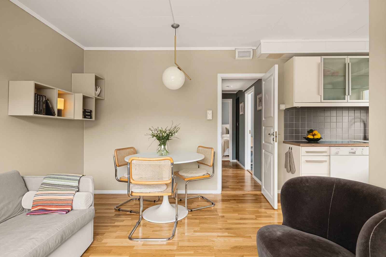 Det er også plass til en spisegruppe mellom stue og kjøkken Galleribilde