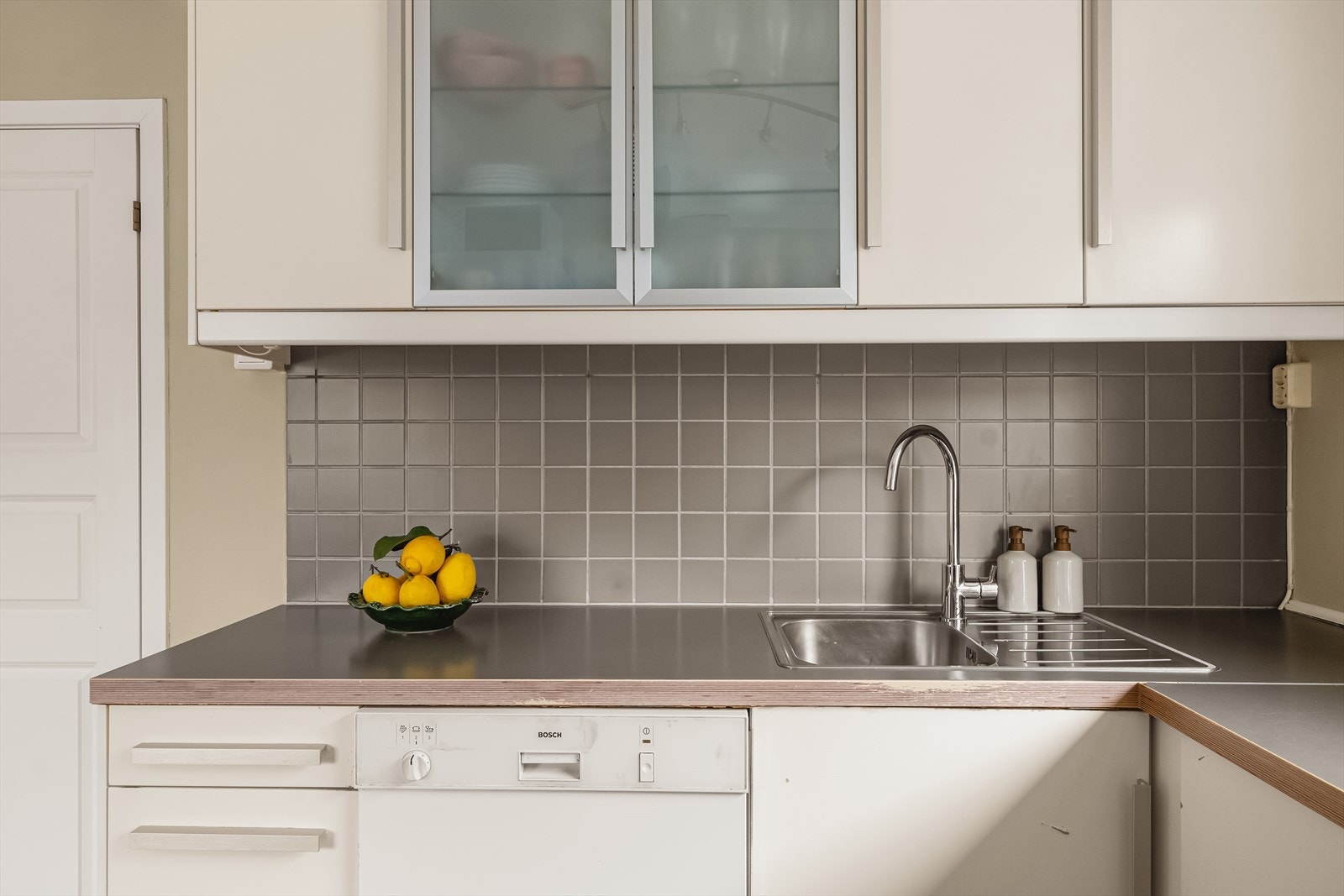 Kjøkkenet har godt med både skap- og benkeplass Galleribilde