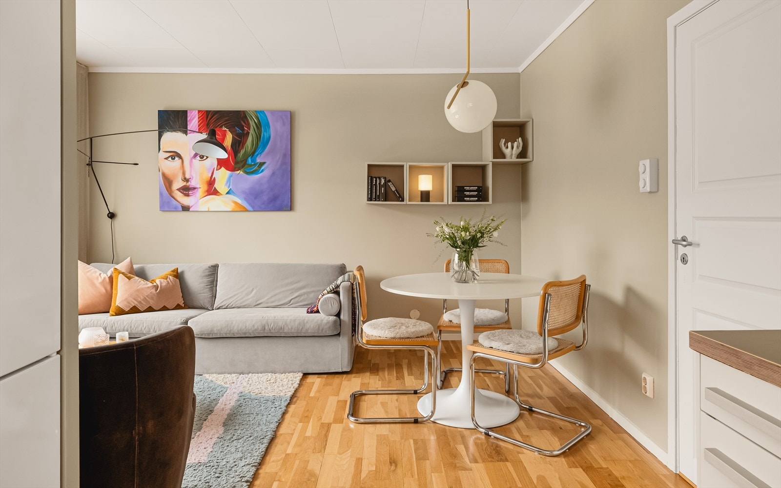 Felleskostnader pr. mnd. er kr 5783,- og inkluderer bla. Kabel-TV/internett, varmtvann (A-konto) og kommunale avgifter/eiendomsskatt Galleribilde