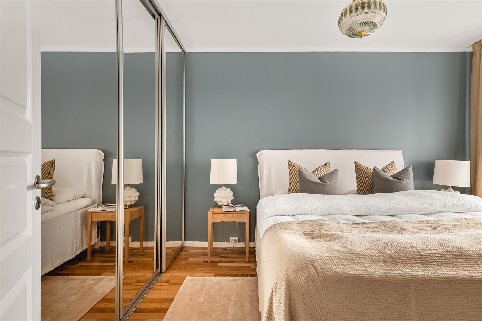 Hovedsoverommet er romslig og gir god plass til dobbeltseng og tilhørende møblement som nattbord og kommode Galleribilde