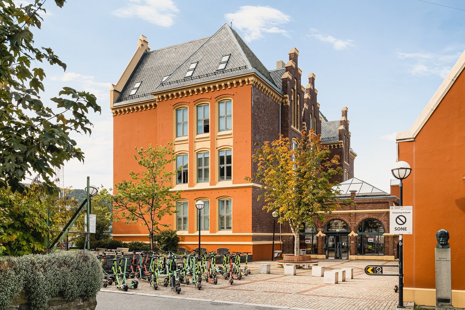 Det er gangavstand til flere av UIBs fakulteter - som det Juridiske Fakultet Galleribilde