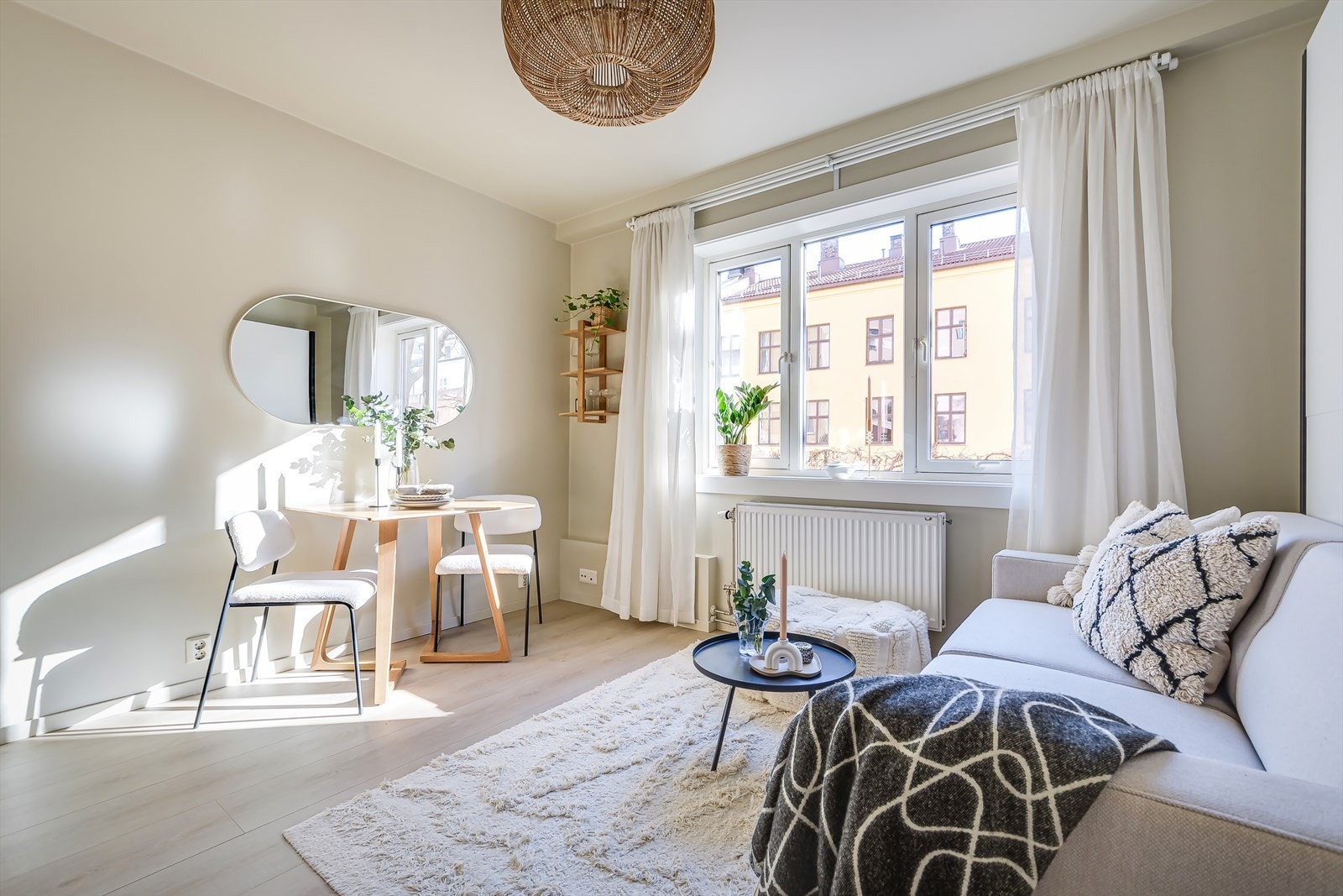 Leiligheten har en arealeffektiv og moderne planløsning med store vindusflater. Galleribilde