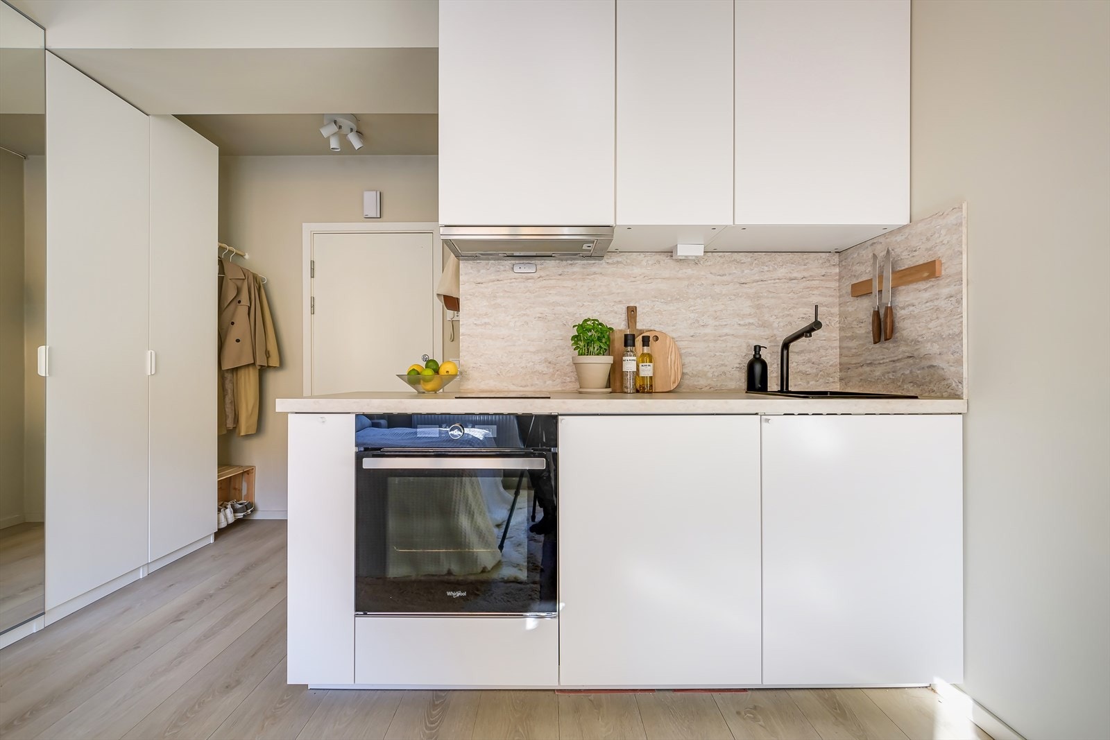 Pent IKEA kjøkken med laminat benkeplate Galleribilde