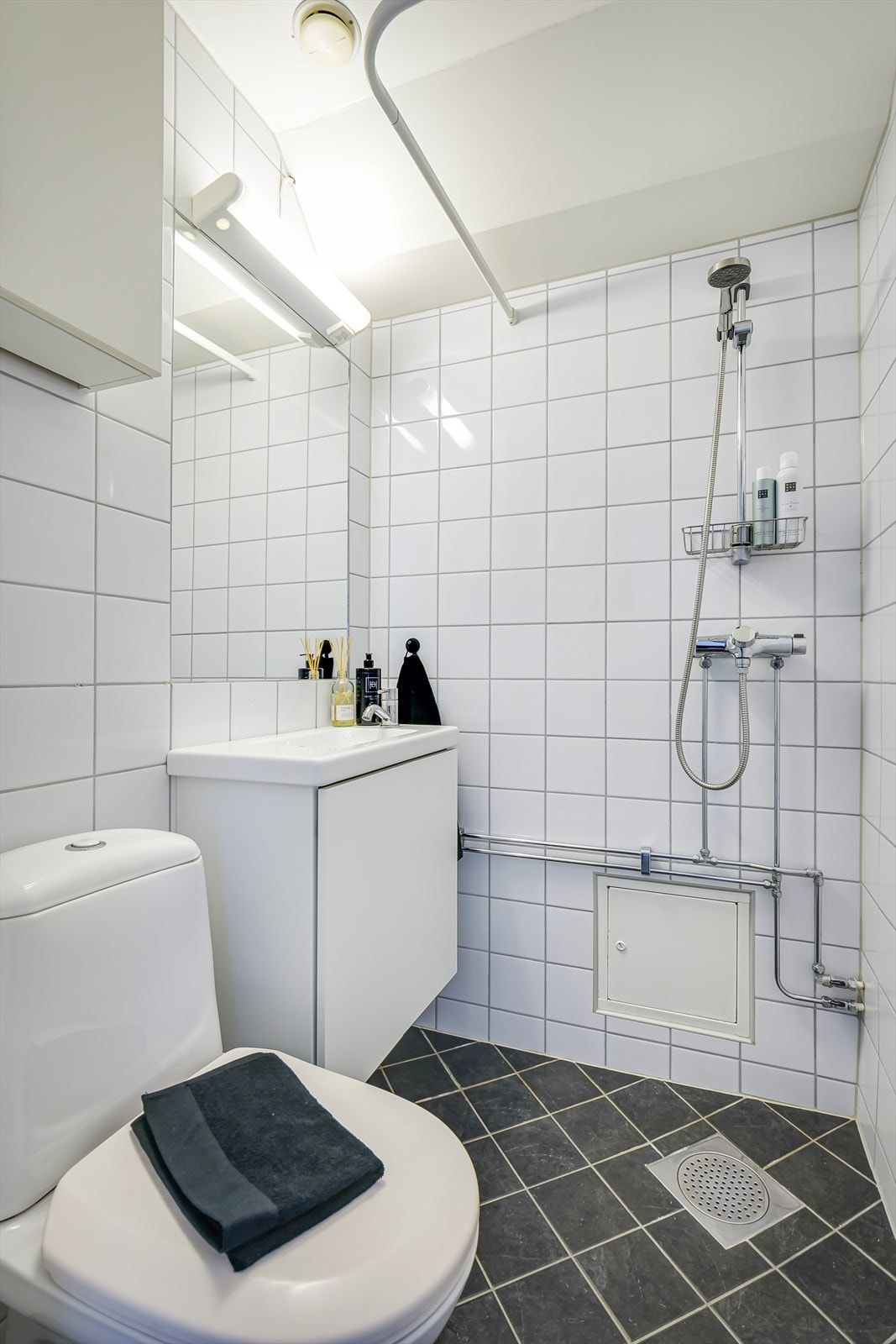 Flislagt bad med elektrisk gulvvarme Galleribilde