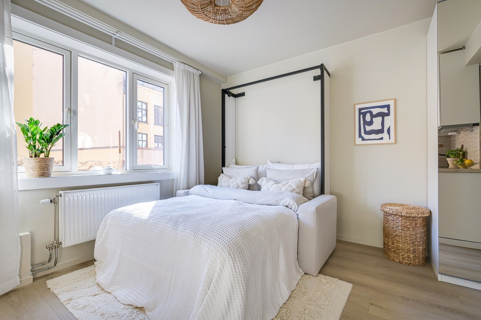 Fastmonter smart løsning hvor sofa forvandles til seng Galleribilde