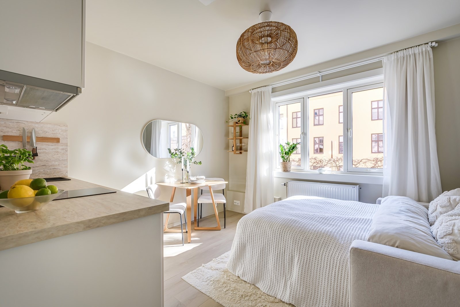 Hele leiligheten er gjennomført med delikate fargevalg og lys laminat Galleribilde