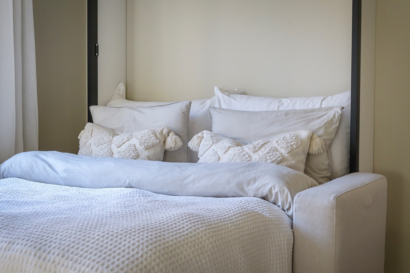 Praktisk seng/sofa i stuen følger boligen Galleribilde