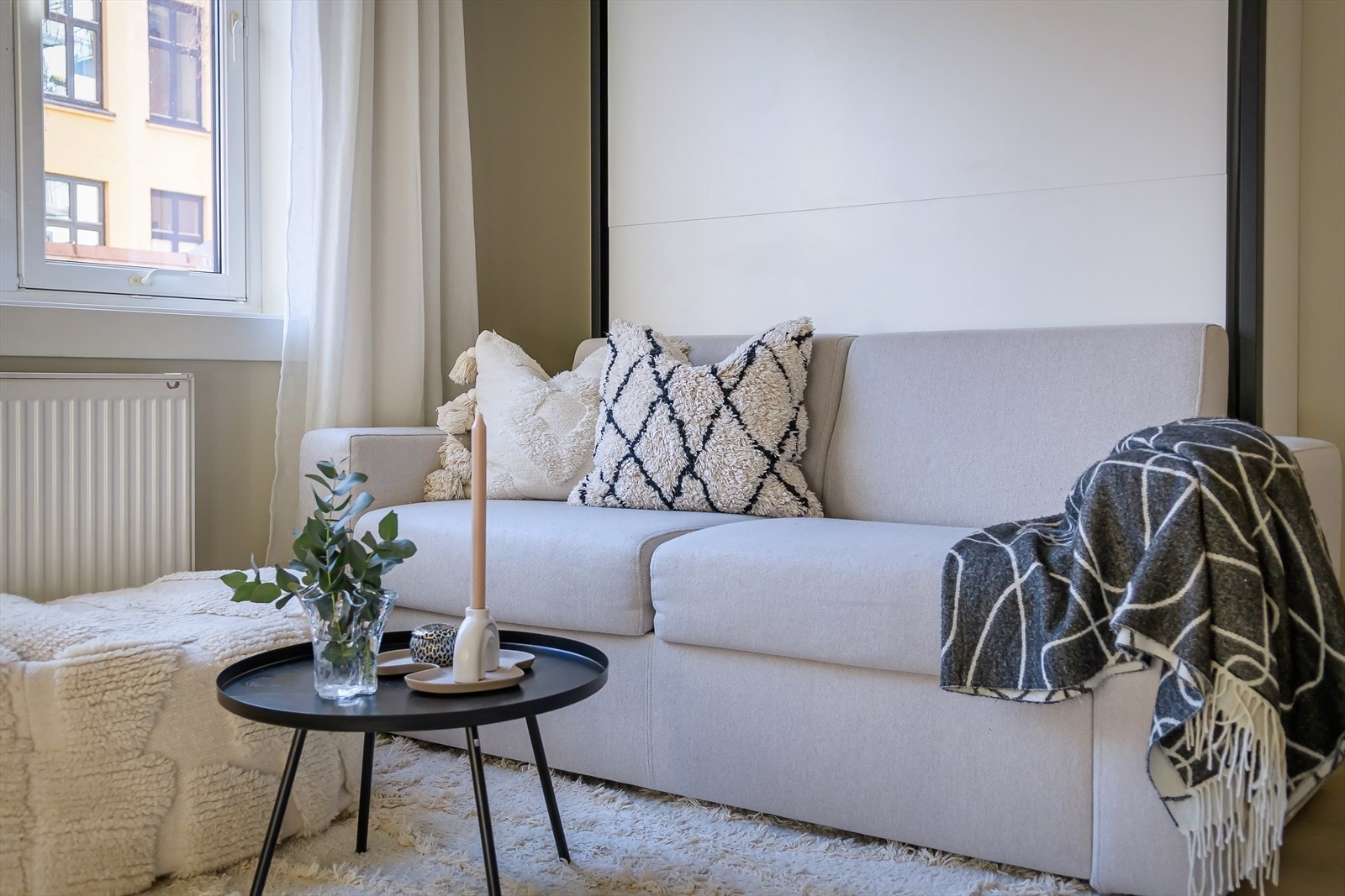 Arealeffektiv stue med plass til sofa/seng og spisebord. Galleribilde