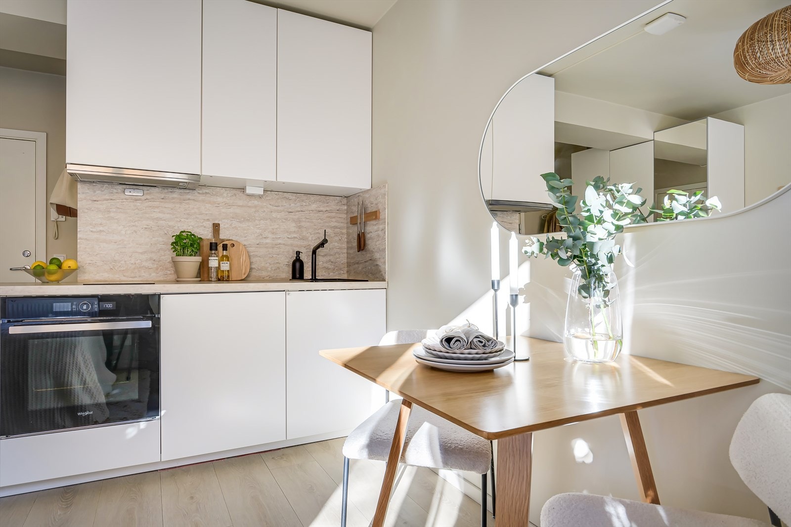 Ved kjøkkenet er det plass til et hyggelig spisebord Galleribilde