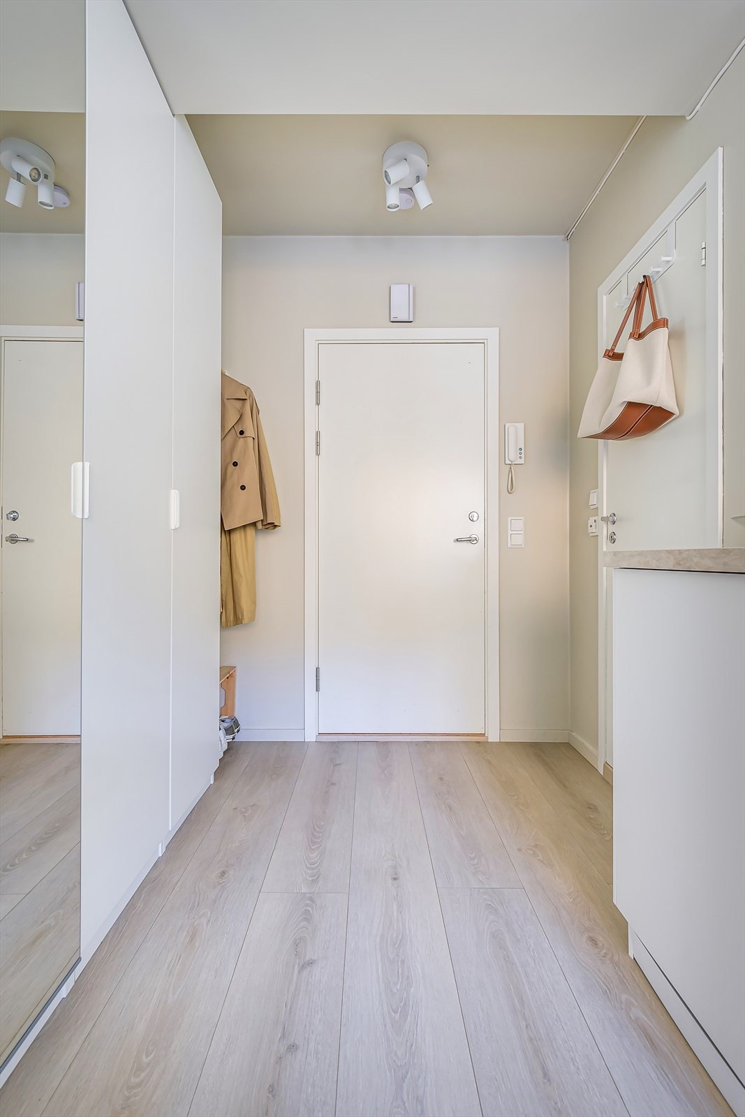 Innbydende entré med gode oppbevaringsmuligheter i stort garderobeskap. Galleribilde