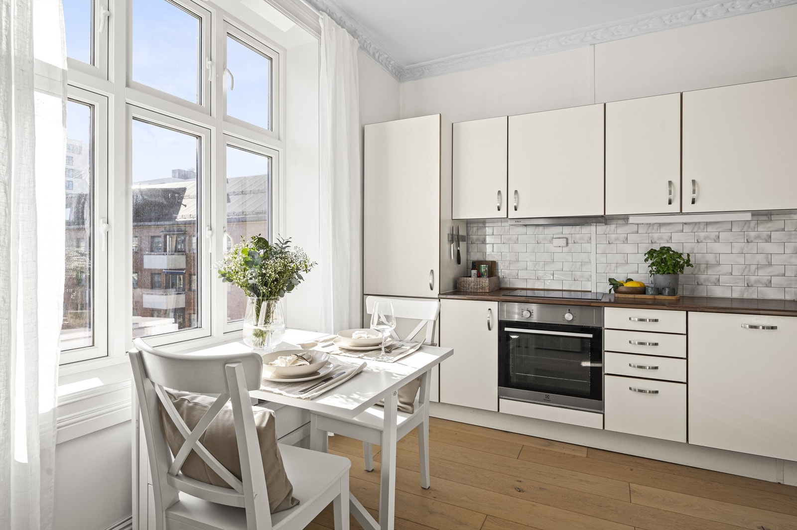 Hvitevarene er integrerte med nedsenket platetopp, stekeovn, oppvaskmaskin og kjøl-/fryseskap. Ventilator med belysning og kullfilter plassert over komfyr. Galleribilde