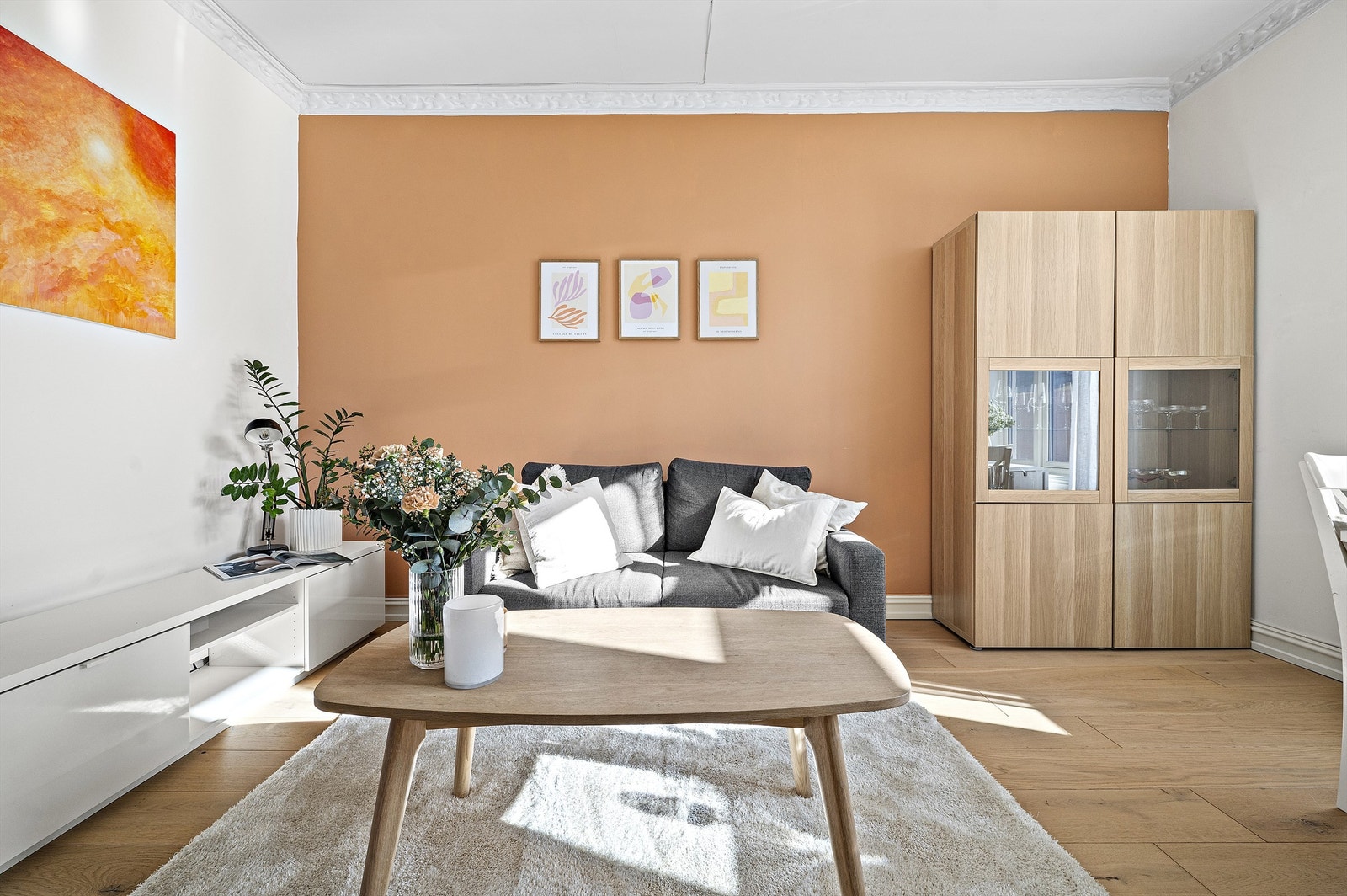 Leiligheten fremstår moderne med tidsriktige og behagelige fargekombinasjoner, 1-stavs eikeparkett og gode lysforhold. Galleribilde