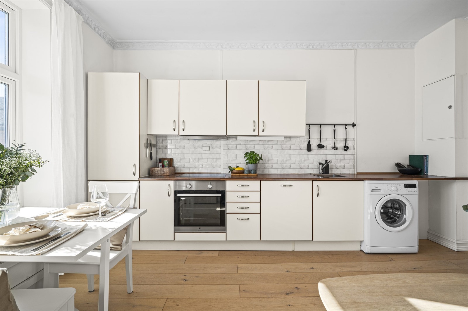 Lyst og tidløst kjøkken i åpen og sosial løsning med stue. Kjøkkenet er nytt fra 2010 og er innredningen er fra HTH. Galleribilde