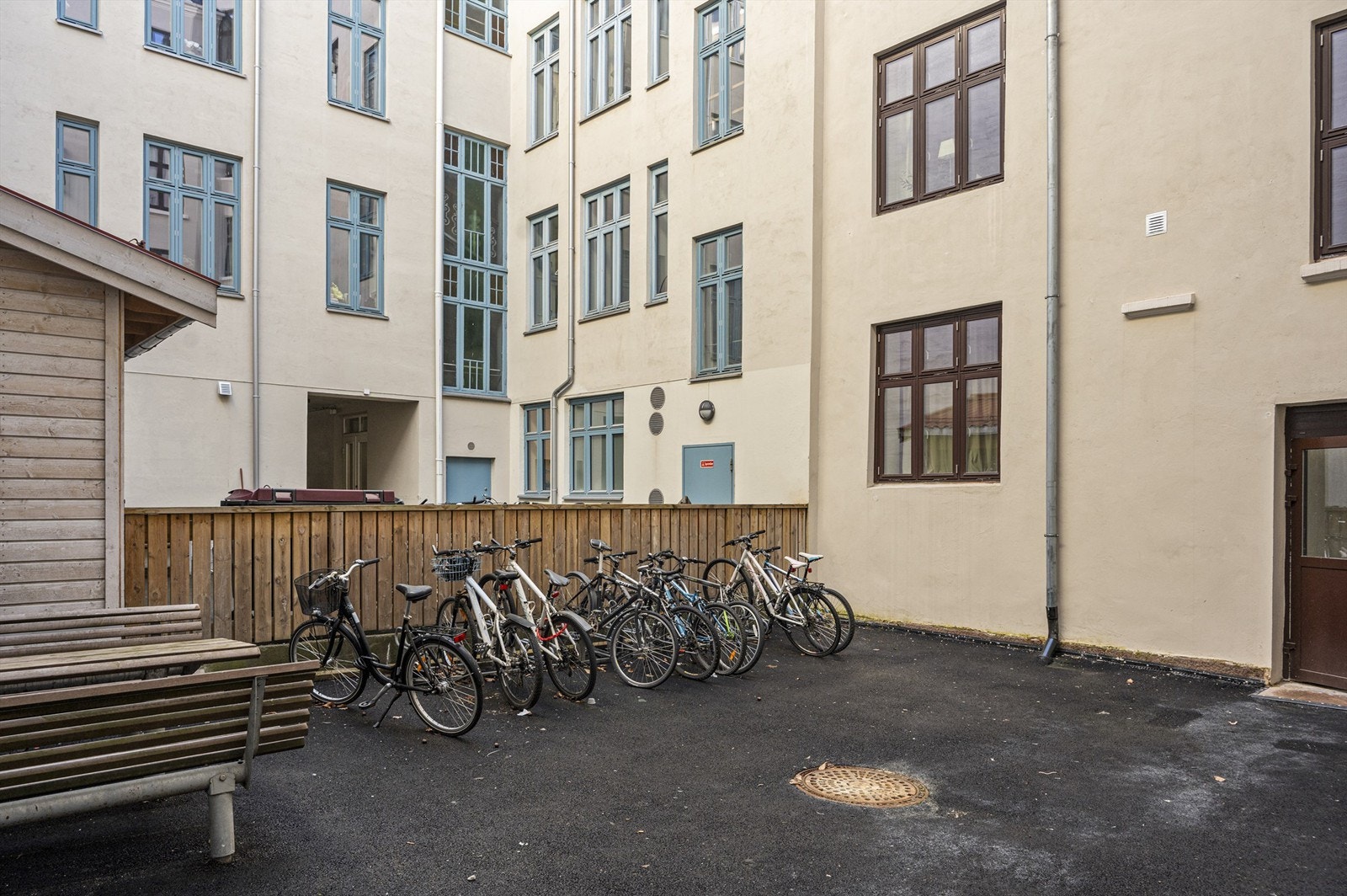 Felles tomt for borettslaget er pent opparbeidet med beplantning og asfalterte internveier. Galleribilde