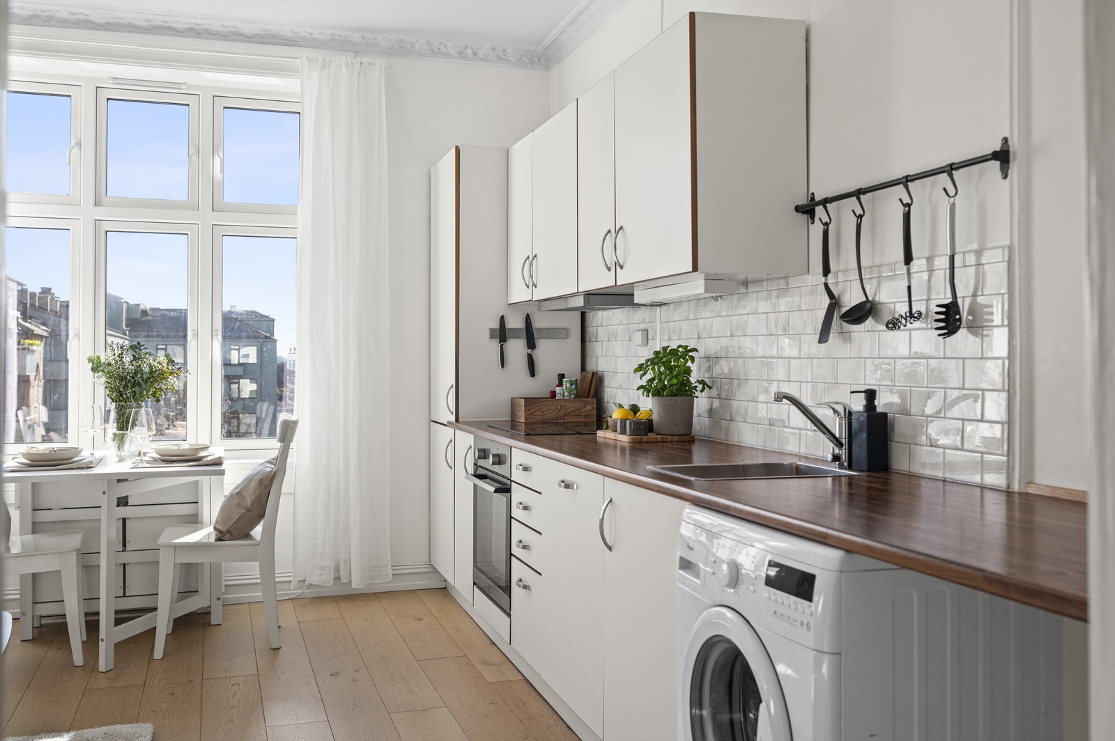 Videre er det montert komfyrvakt og water-guard. Kjøkkenet har også opplegg til vaskemaskin. Galleribilde