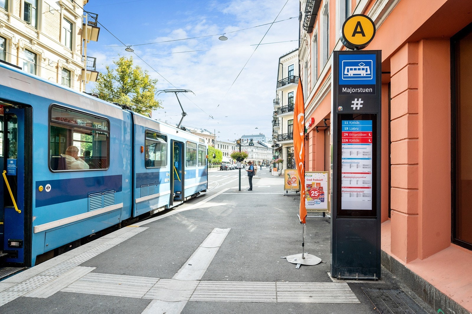 T-bane(alle linjer), trikk, buss og flybuss like ved. Galleribilde
