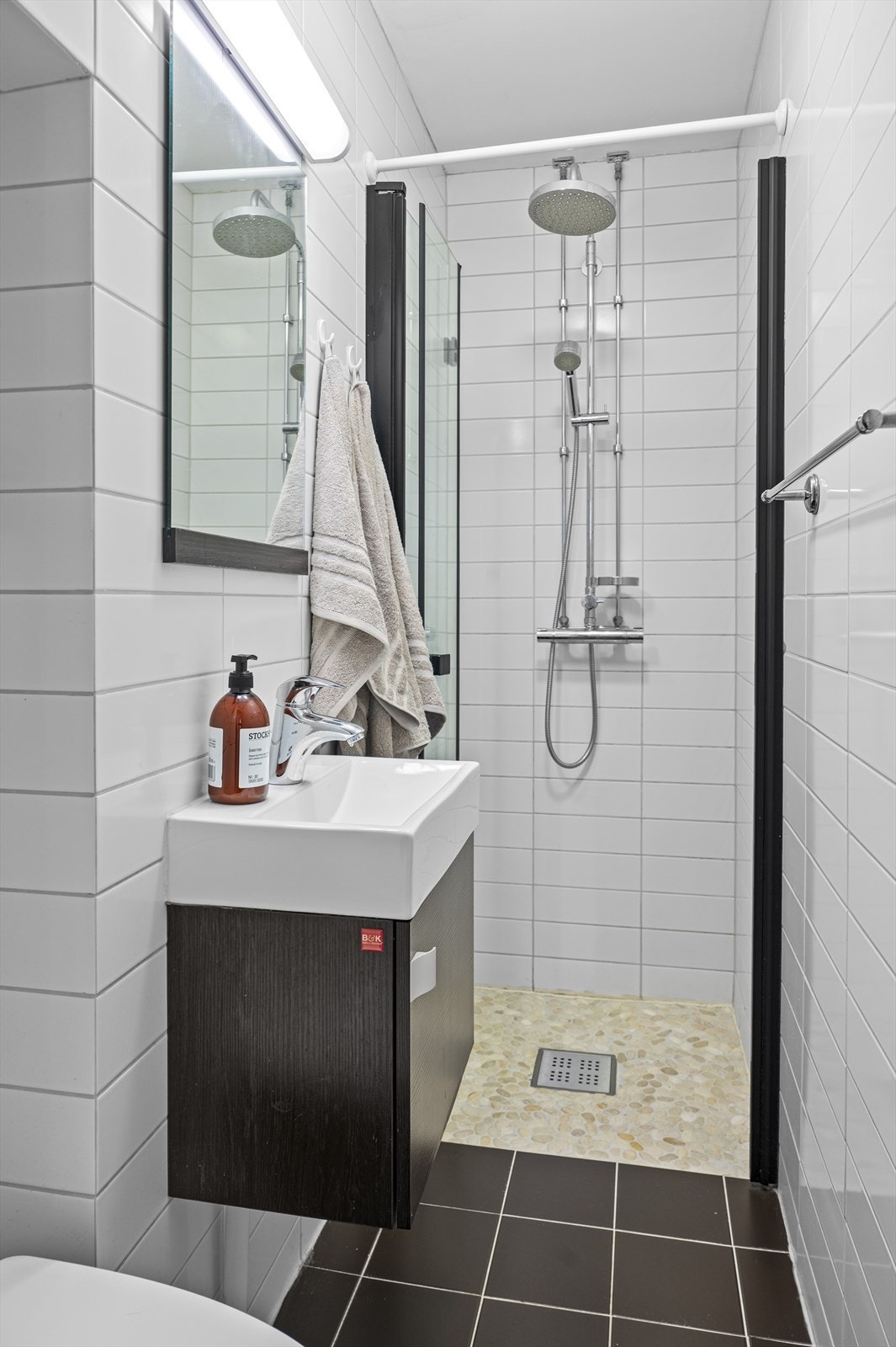 Lyst og pent flislagt bad med gulvvarme. Badet ble rehabilitert i 2011. Mekanisk avtrekk. Galleribilde