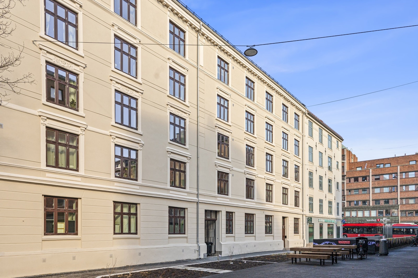 Leiligheten ligger sentralt og attraktivt til i et veletablert område bestående av pene klassiske bygårder. Galleribilde