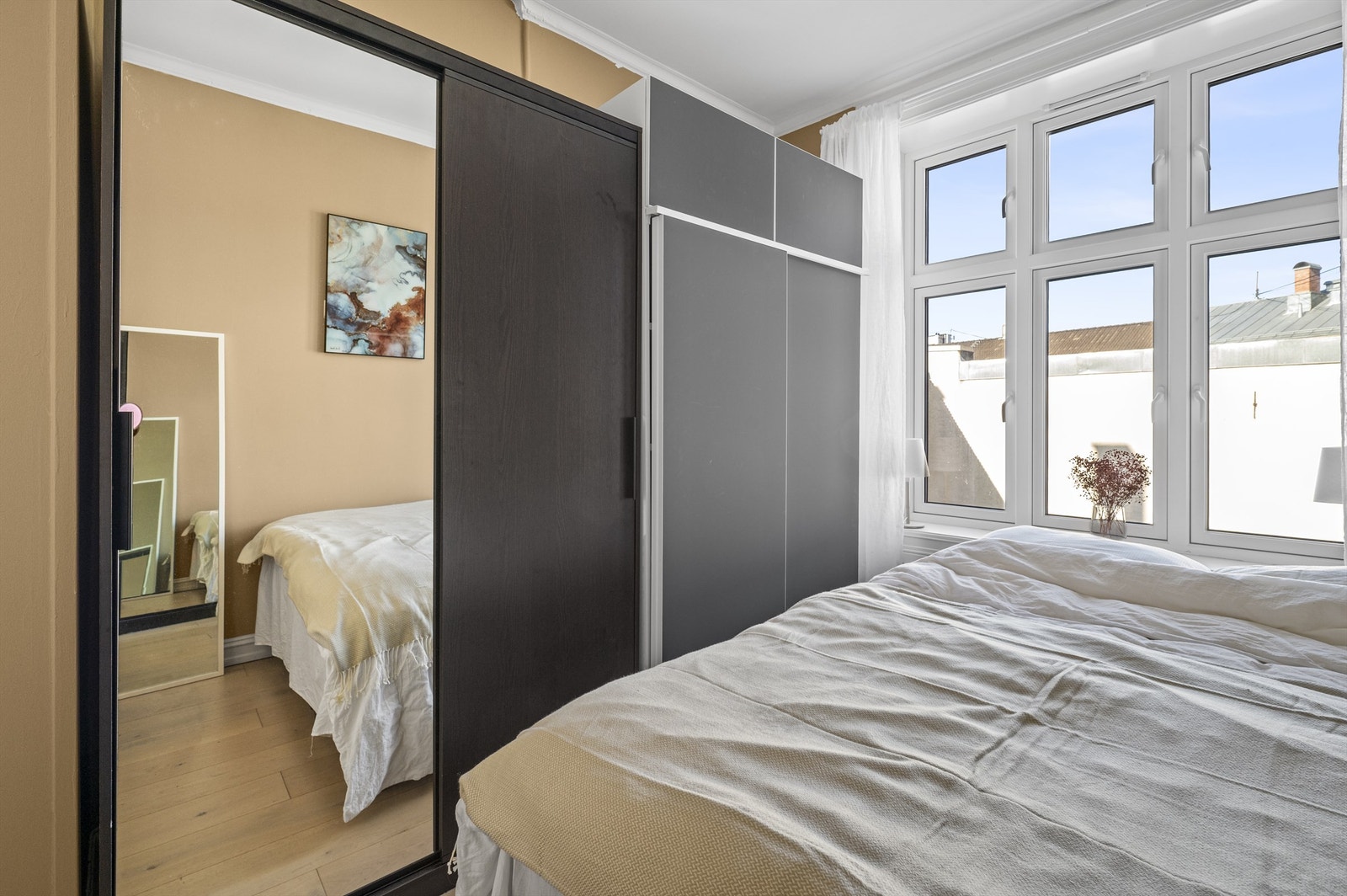 Soverommet har plass for seng, tilhørende nattbord og oppbevaring i praktisk og god garderobeløsning. Galleribilde