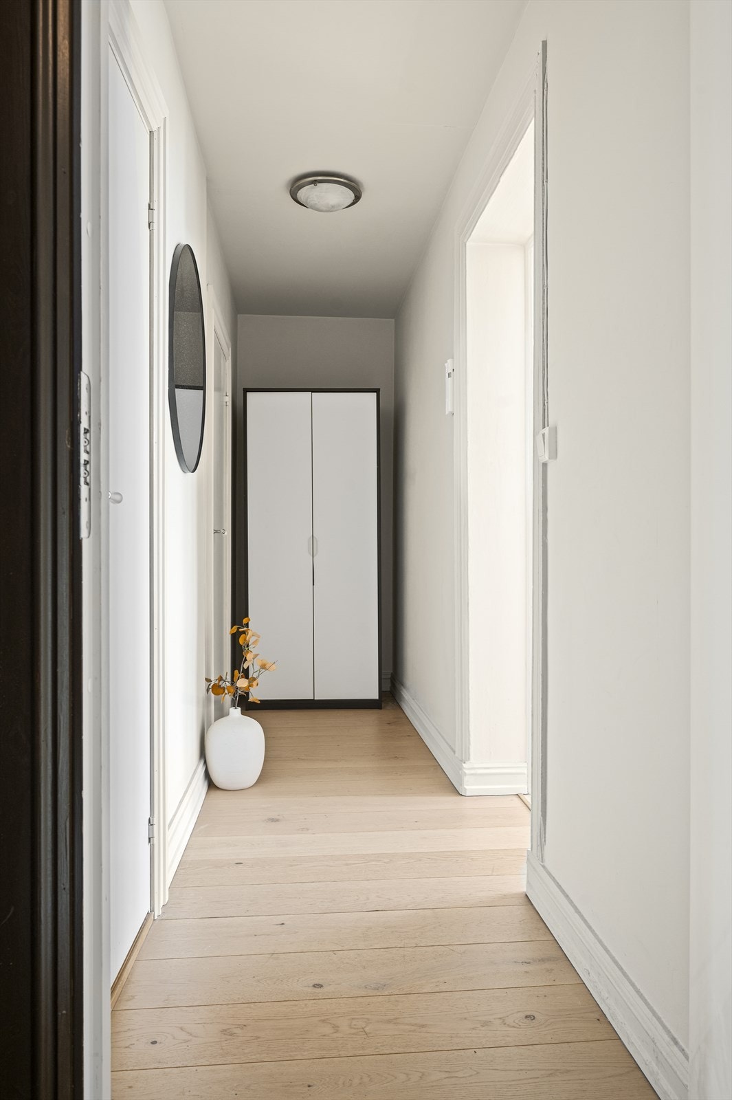 Innbydende entré som er med på å gi et godt førsteinntrykk. I entréen er det naturlig plass for å sette fra seg sko og yttertøy. Galleribilde